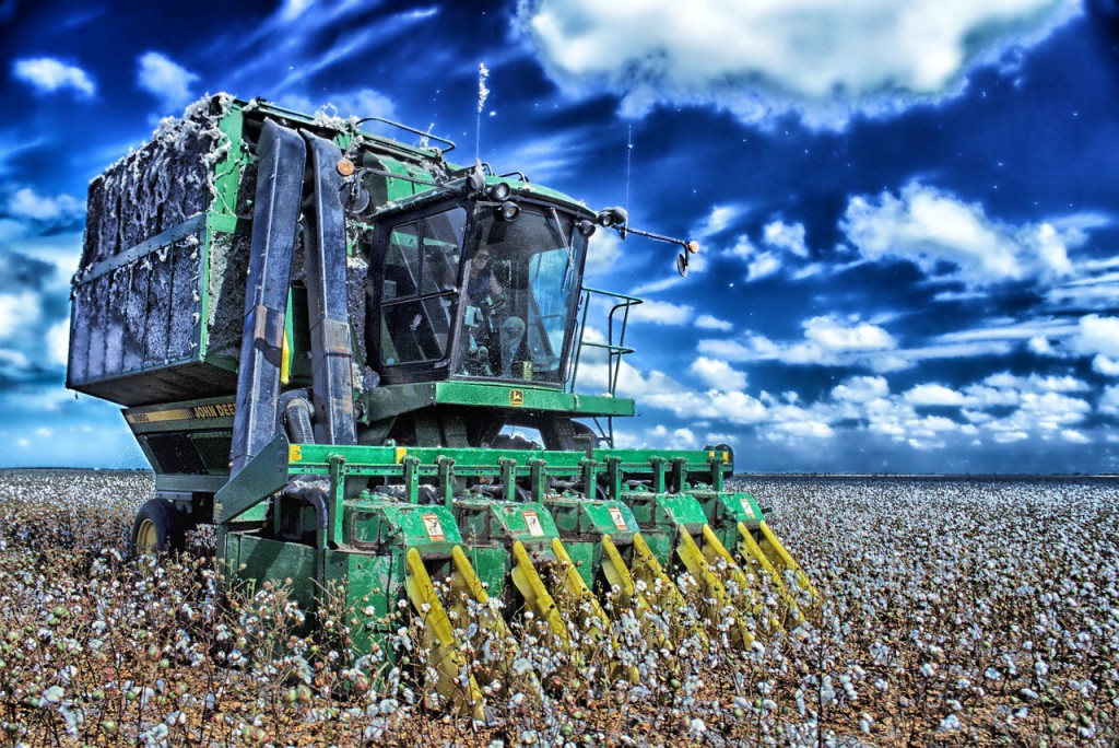 cotton-harvester-139651_1280